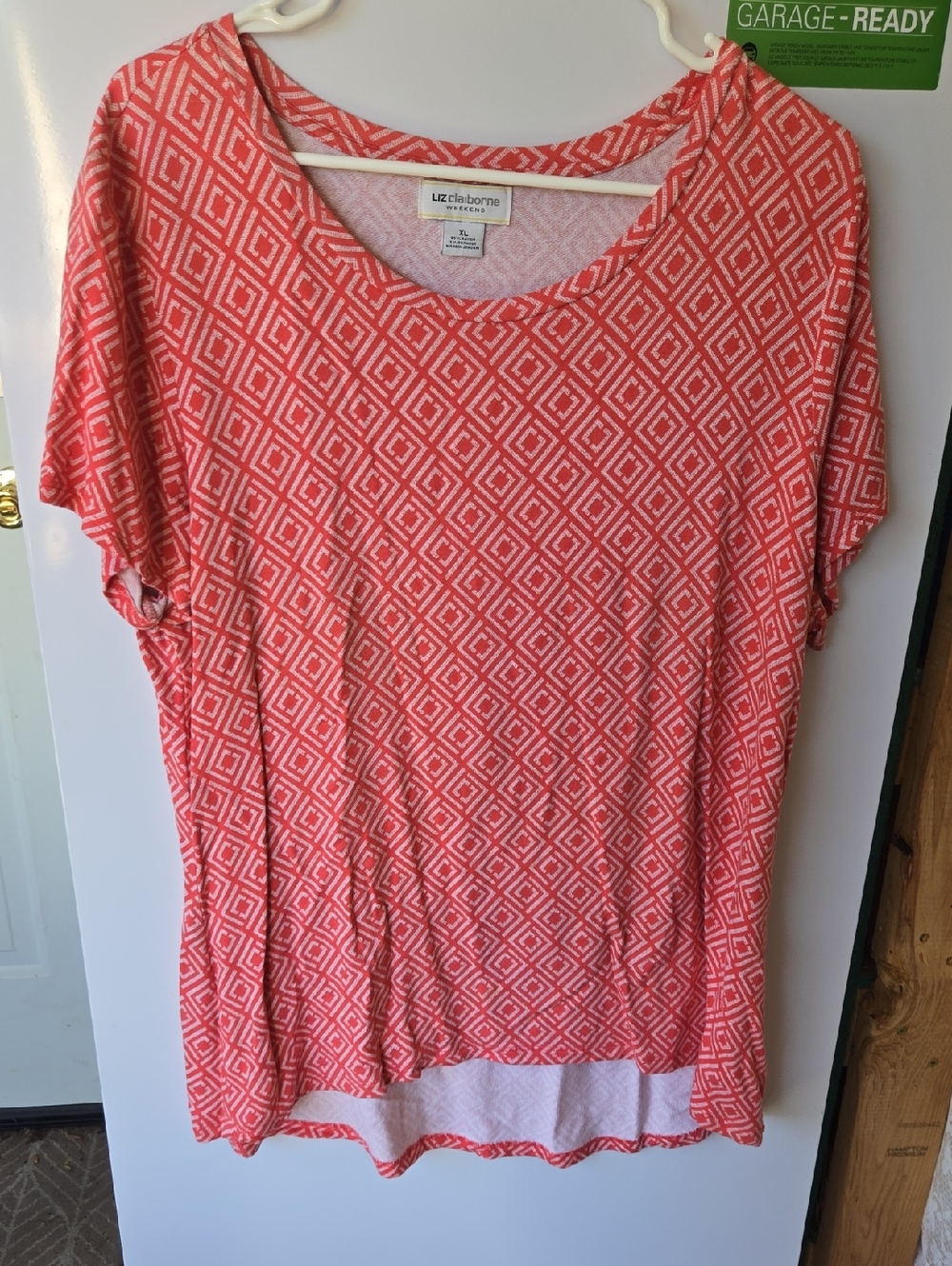 Liz Claiborne Coral Geometric Short Sleeve Top